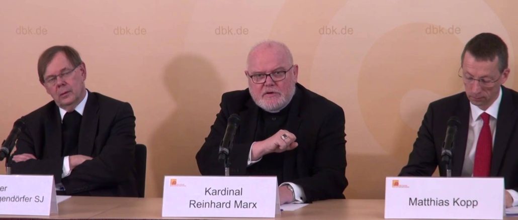 Kardinal Reinhard Marx mit Pater Hans Langendörfer SJ (links) bei der Abschlußpressekonferenz zur DBK-Herbstversammlung in Fulda