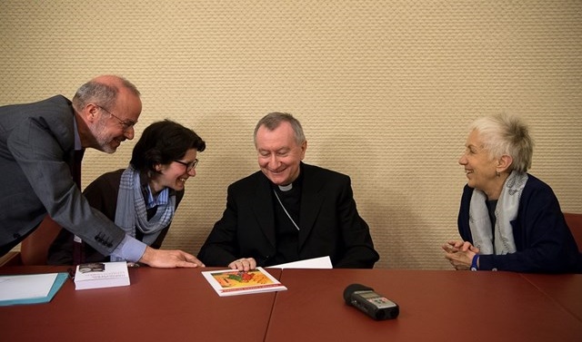 Kardinalstaatssekretär Parolin bei der Pressekonferenz für Frauenbeilage des "Osservatore Romano" (links OR-Chefredakteur Vian, rechts die Leiterin der Frauenbeilage Lucetta Scaraffia)
