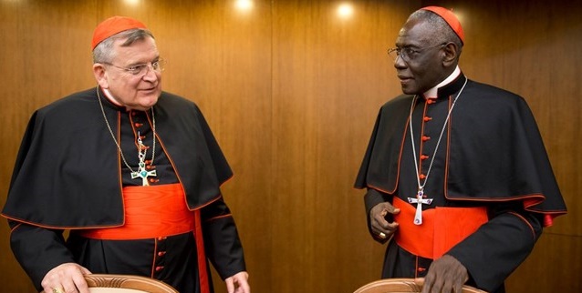Kardinal Raymond Burke (links) mit Kardinal Robert Sarah