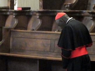 Kardinal Robert Sarah bei einem Besuch der Benediktinerabtei von Solesme. Benedikt XVI. mahnt Papst Franziskus, daß die Liturgie der Kirche bei Kardinal Sarah in "guten Händen" ist.