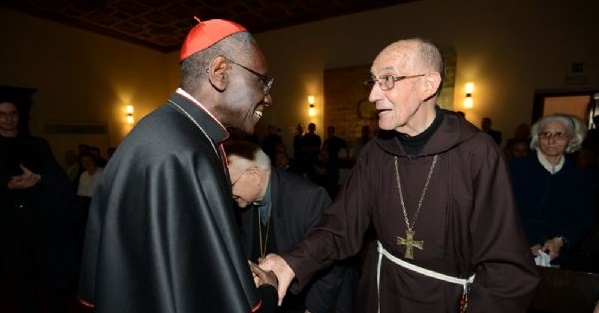 Kardinal Sarah mit Bischof Laise in Rom bei der Vorstellung eines Buches des Liturgikers Nicola Bux
