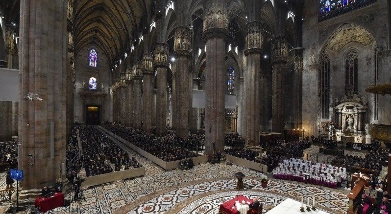 Mailänder Dom: Begegnung von Papst Franziskus (vorne unten) mit Priestern, Diakonen und Ordensleuten des Erzbistums