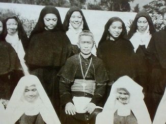Lipa 1948: Bischof Verzosa, links hinter ihm Priorin Maria Cecilia, links neben ihr die Novizin Teresita Castillo