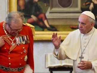 Papst Franziskus und Großmeister Matthew Festing: Kein "Dialog", der Papst ließ sie Muskeln spielen und verlangte Festings Rücktritt.