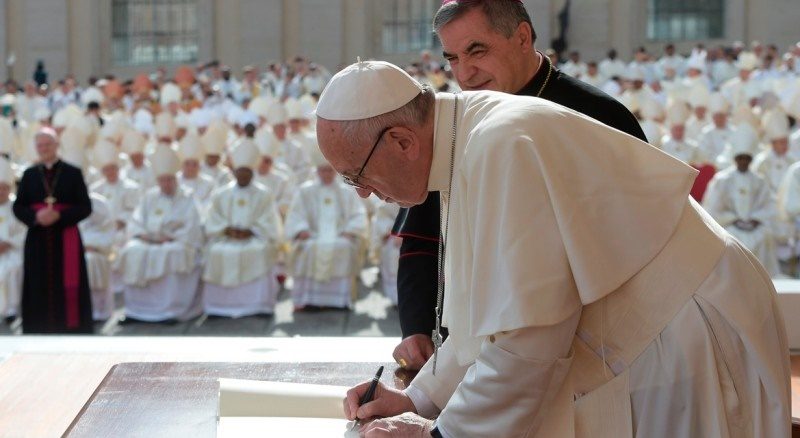 Papst Franziskus bei der Unterzeichnung des Schreibens Misericordia et misera. Alle Priester können von der "schweren Sünde" der Abtreibung lossprechen.