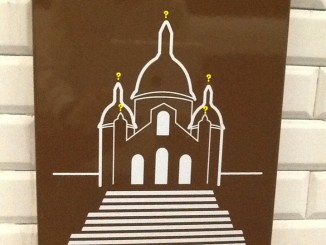 Hinweisschild für die Basilika Basilika Sacré-CÅ“ur auf dem Montmatre