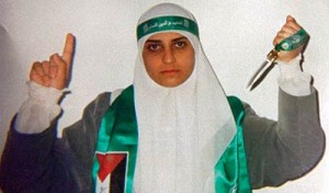Muriel alias Miriam kurz vor ihrem Selbstmordattentat in der Pose einer Dschihadistin