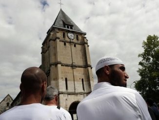 Muslime vor der Kirche in Rouen, in der Abbé Jacques Hamel einem muslimischen Ritualmord zum Opfer fiell Rouen
