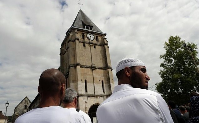 Muslime vor der Kirche in Rouen, in der Abbé Jacques Hamel einem muslimischen Ritualmord zum Opfer fiell Rouen