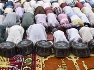 Muslime beim Freitagsgebet