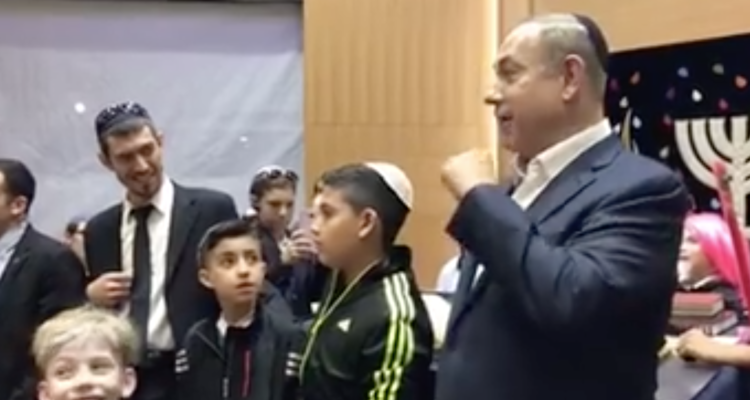 Netanjahu erzählt jüdischen Kindern in der Hauptsynagoge von Caesarea die Geschichte von Purim.