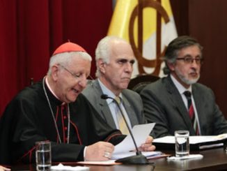 Kardinal Versali am 22. September vor den Universitätsgremien der PCUP, rechts neben ihm Rektor Marcial Antonio Rubio Correa