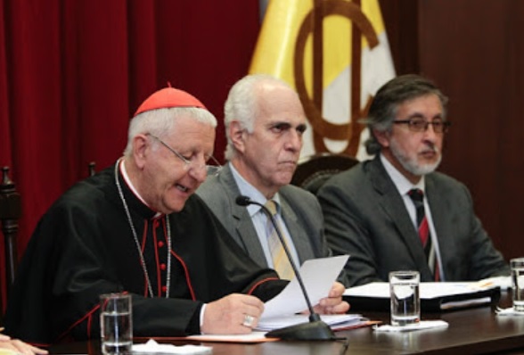 Kardinal Versali am 22. September vor den Universitätsgremien der PCUP, rechts neben ihm Rektor Marcial Antonio Rubio Correa