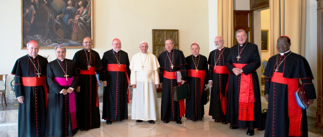 Papst Franziskus mit C9-Kardinalsrat (Kardinalstaatssekretär Parolin fehlt im Bild)