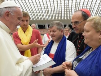 Papst Franzikus mit Teilnehmern der Wallfahrt der Armen, rechts im Bild Kardinal Barbarin von Lyon