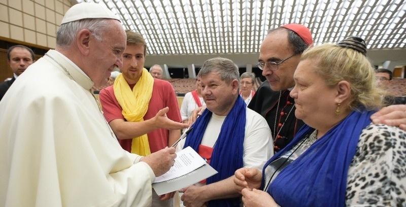 Papst Franzikus mit Teilnehmern der Wallfahrt der Armen, rechts im Bild Kardinal Barbarin von Lyon