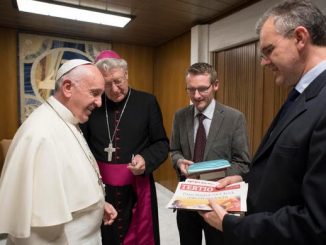 Papst Franziskus mit den Tertio-Redakteuren aus Flandern