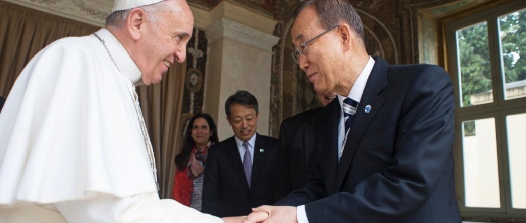 Papst Franziskus und Ban Ki-moon am 28. April 2015 im Vatikan