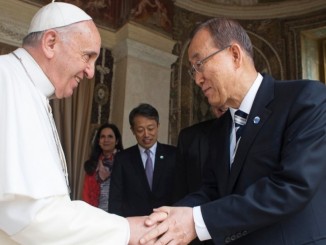 Papst Franziskus und Ban Ki-moon am 28. April 2015 im Vatikan