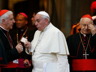 Papst Franziskus bei der Familiensynode (rechts Kardinal Baldisseri)