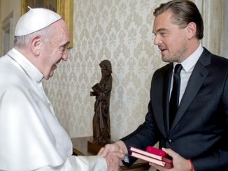 Papst Franziskus nit Leonardo DiCaprio