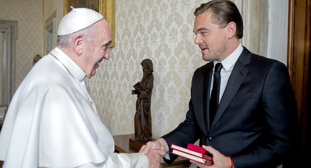 Papst Franziskus nit Leonardo DiCaprio
