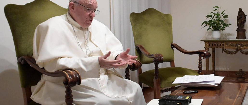 Papst Franziskus im Gespräch mit Redakteuren von El Pais