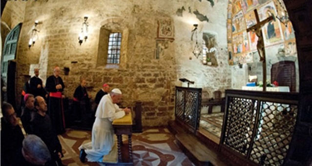 Papst Franzskus beim Besuch der Portiunkula-Kapelle im Herbst 2013