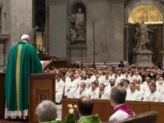 Papst Franziskus mit den Kapuzinern im Petersdom