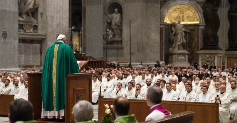 Papst Franziskus mit den Kapuzinern im Petersdom
