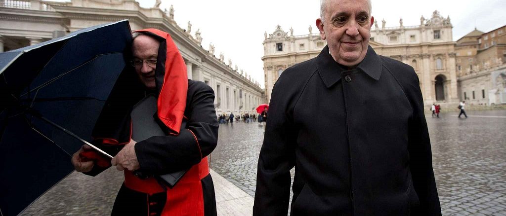Papst Franziskus und Kardinal Ouellet gehen kurz vor dem Konklave 2013 über den Petersplatz