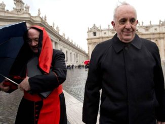 Papst Franziskus und Kardinal Ouellet gehen kurz vor dem Konklave 2013 über den Petersplatz