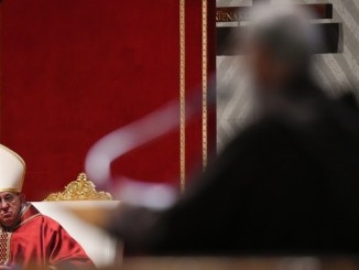 Papst Franziskus lauscht der Karfreitagspredigt Cantalamessas