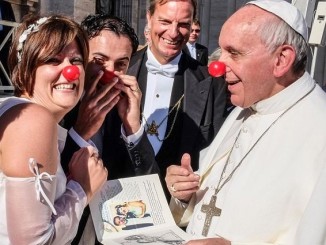 Papst Franziskus mit Ehepaaren