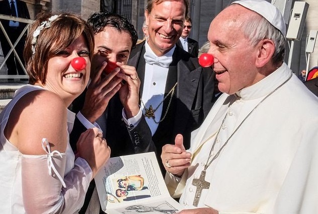 Papst Franziskus mit Ehepaaren