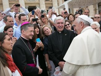 Papst Franziskus mit Erzbischof Blase Cupich (linke Mitte)