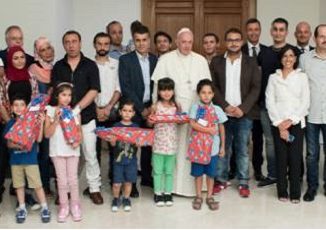 Papst Franziskus mit Muslimen und Begleitern