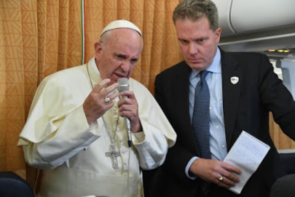 Papst Franziskus mit Vatikansprecher Greg Burke