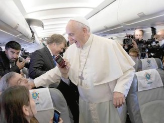 Papst Franziskus mit den Journalisten