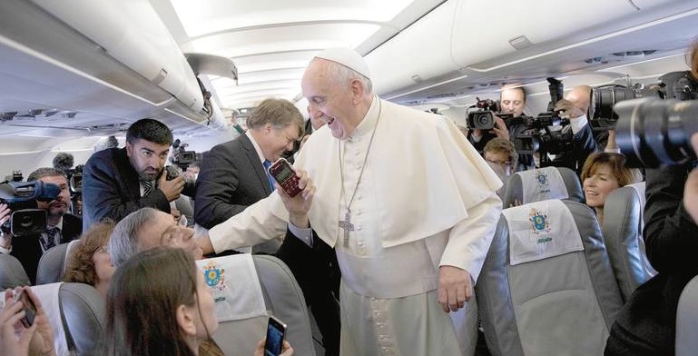 Papst Franziskus mit den Journalisten