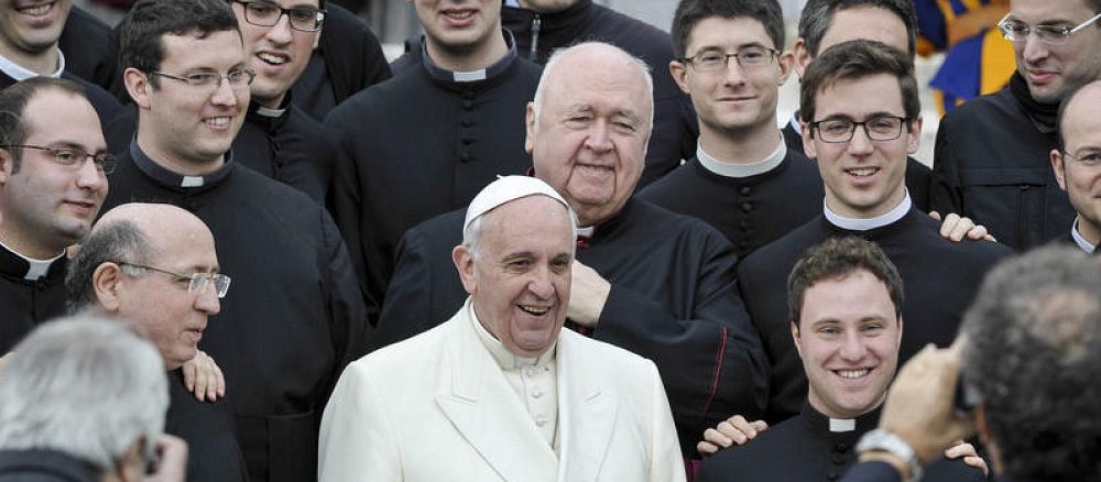 Papst Franziskus: Fototermin mit jungen Priestern am Rande einer Generalaudienz
