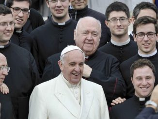 Papst Franziskus: Fototermin mit jungen Priestern am Rande einer Generalaudienz