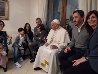 Papst Franziskus mit laisierten Priestern und ihren Familien