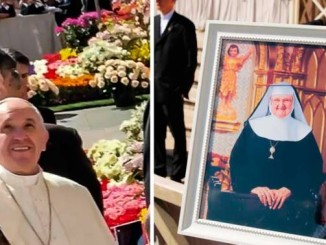Papst Franziskus sagte: "Sie ist im Himmel", als ihm gestern ein Bild von Mutter Angelica gezeigt wurde