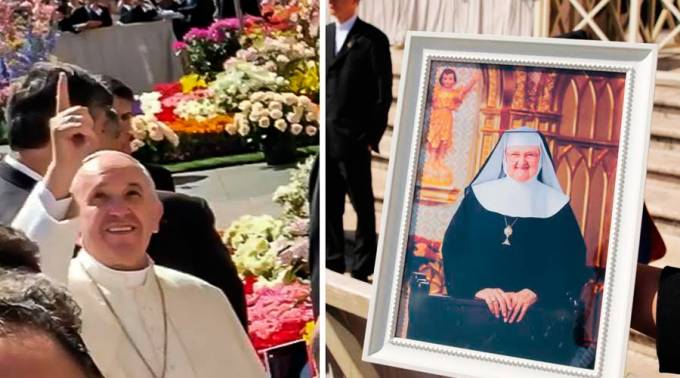 Papst Franziskus sagte: "Sie ist im Himmel", als ihm gestern ein Bild von Mutter Angelica gezeigt wurde