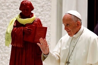 Papst Franziskus mit Martin Luther