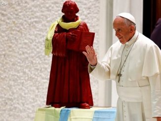 Martin Luther im Vatikan angekommen. Besuch Luthers in Form einer Statue bei Papst Franiskus