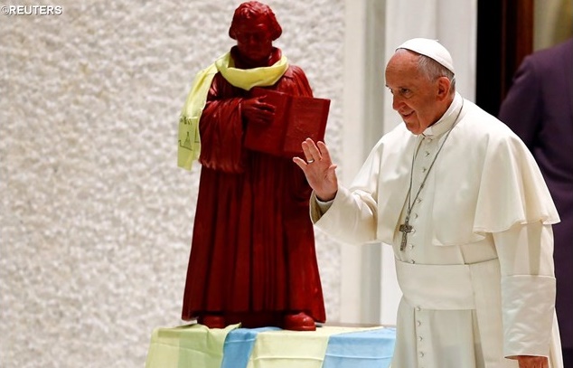 Martin Luther im Vatikan angekommen. Besuch Luthers in Form einer Statue bei Papst Franiskus