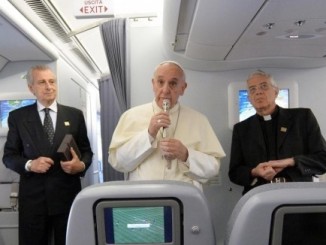 Papst, Mikrophon, Flugzeug: eine bedenkliche Kombination