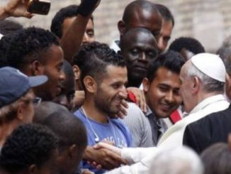 Papst mit Migranten auf Lesbos
